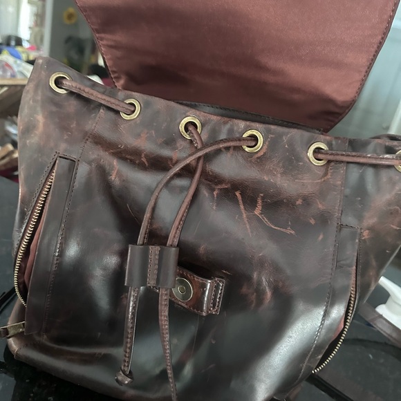 Tote/back pack brown vintage looking ! It’s an amazing multi use bag - Picture 2 of 5